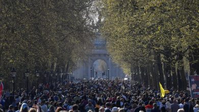 Foto de “Unite for Freedom” Manifestantes anti-lockdown protestam do lado de fora do Palácio de Buckingham em Londres