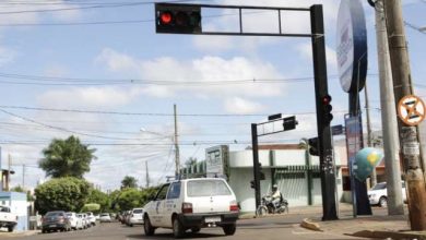 Foto de Nova lei de trânsito permite motorista “furar” o sinal vermelho (e sem cometer infração)