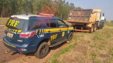 Foto de PRF recupera em Água Clara caminhão furtado em Cassilândia
