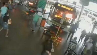 Foto de Mulher ateia fogo em motorista de ônibus por ele zombar do mau hálito dela