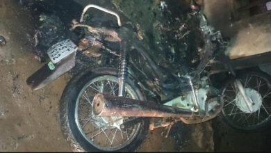 Foto de PM prende homem por atear fogo na motocicleta de sua esposa em Paranaíba
