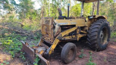 Foto de PMA de Cassilândia autua infrator em R$ 21 mil por exploração de madeira em área de floresta protegida de reserva legal e apreende 40 m³ de toras, trator e motosserra