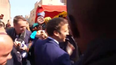 Foto de Manifestantes jogam tomates na direção de Emmanuel Macron