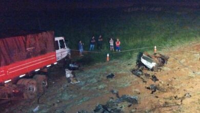Foto de F250 parte ao meio ao colidir de frente com caminhão em rodovia de Mato Grosso do Sul