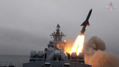 Foto de Moscou dispara mísseis de cruzeiro em exercícios marítimos nas águas entre Rússia e Alasca